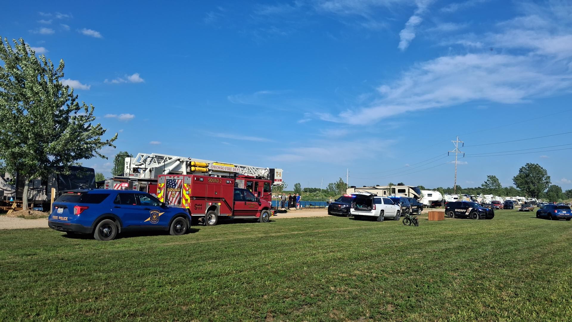 Father drowns while trying to swim across lake with his 8-year-old son, deputies say