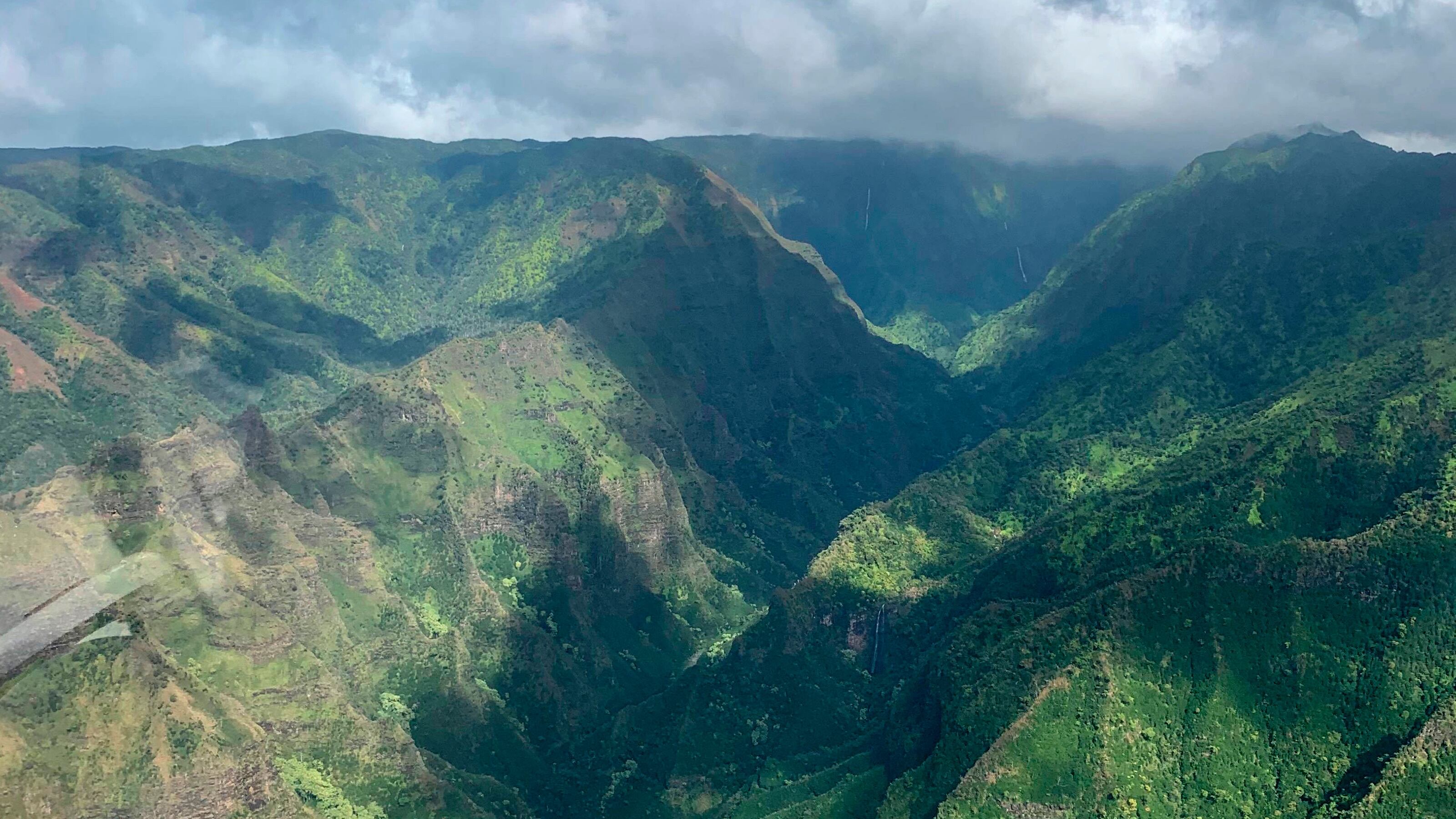 3 dead, 2 injured in helicopter crash off Hawaiian coast